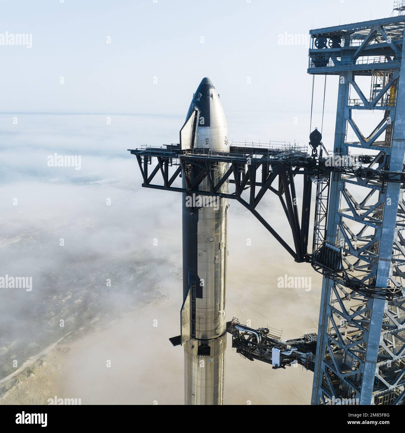 Boca Chica, États-Unis. 09th janvier 2023. SpaceX's Booster 7 est associé à Starship 24 sur le support de lancement orbital sur 9 janvier 2023, à Starbase à Boca Chica, Texas, alors que la compagnie se prépare pour le premier vol d'essai orbital du programme. SpaceX/UPI Credit: UPI/Alay Live News Banque D'Images
