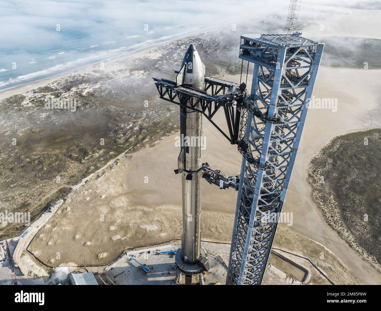 Boca Chica, États-Unis. 09th janvier 2023. SpaceX's Booster 7 est associé à Starship 24 sur le support de lancement orbital sur 9 janvier 2023, à Starbase à Boca Chica, Texas, alors que la compagnie se prépare pour le premier vol d'essai orbital du programme. SpaceX/UPI Credit: UPI/Alay Live News Banque D'Images
