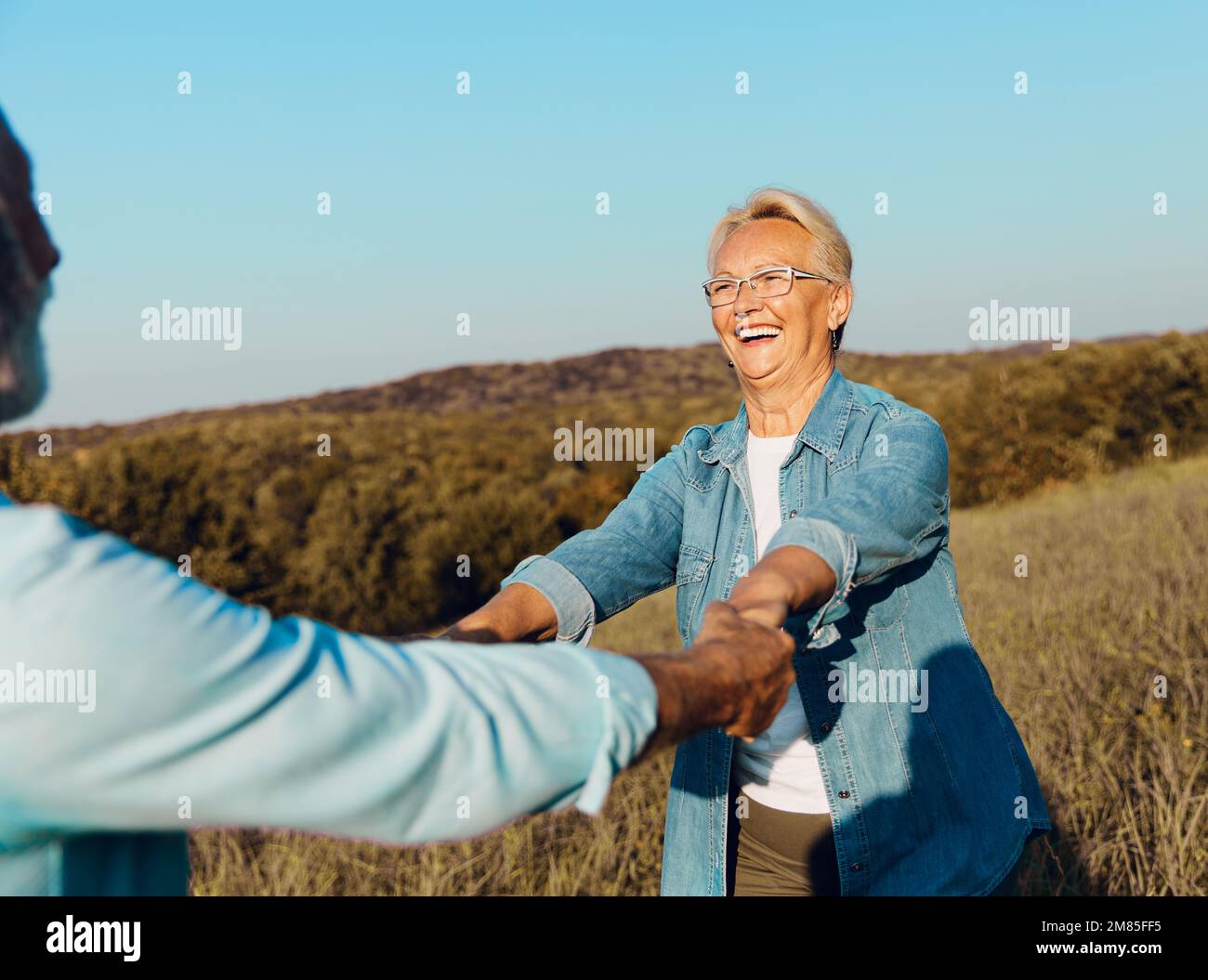 femme homme extérieur senior couple heureux style de vie retraite ensemble sourire amour danse nature mature Banque D'Images