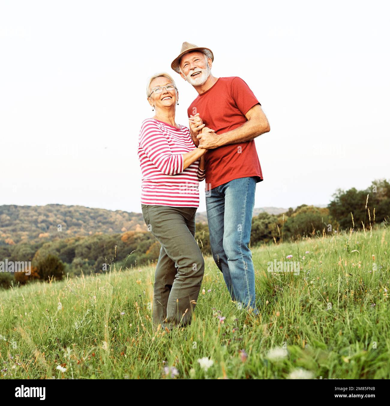 femme homme extérieur senior couple heureux style de vie retraite ensemble sourire amour vieille nature mature Banque D'Images