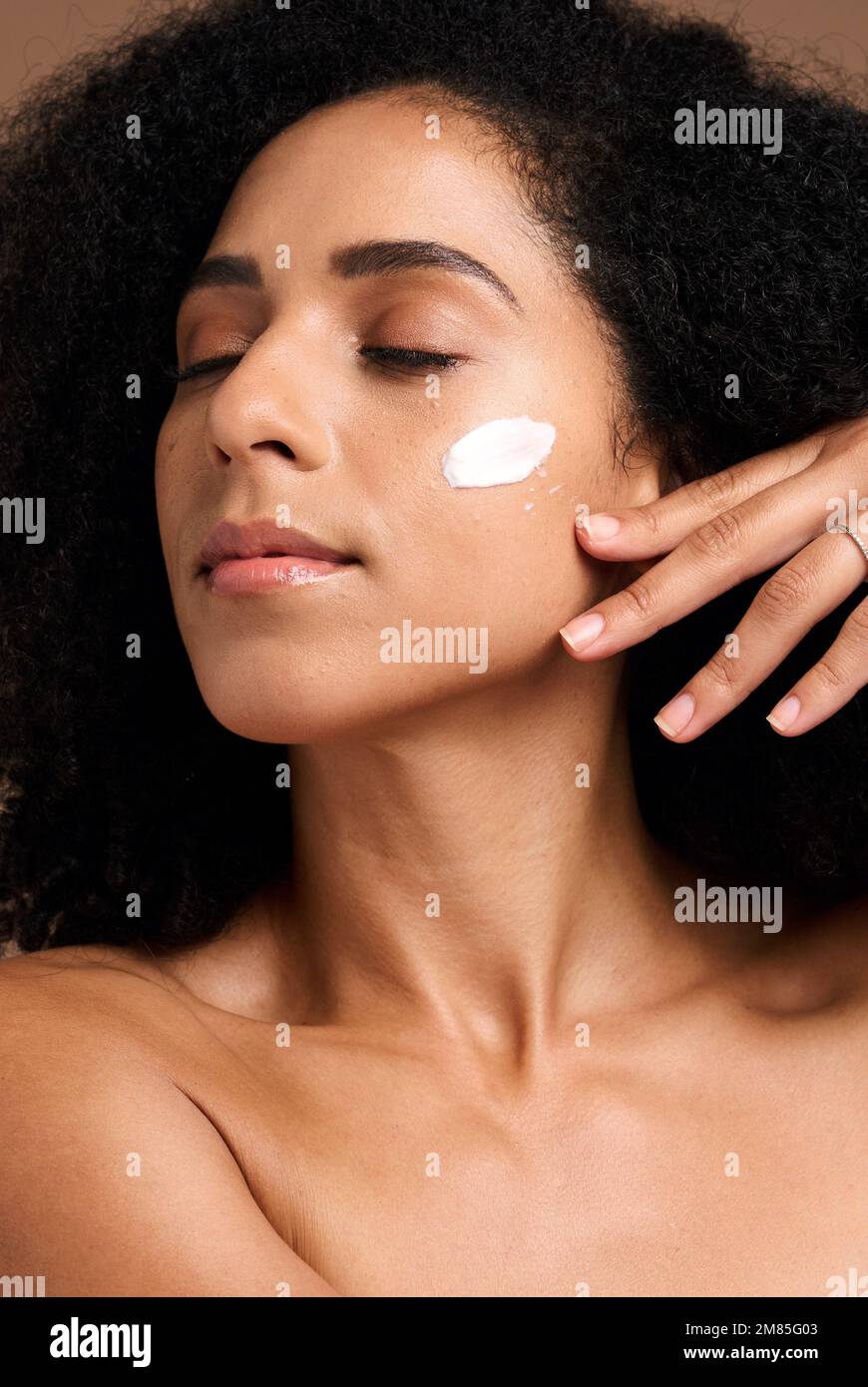 Cosmétiques, femme noire et crème pour le collagène du visage biologique et fond de studio brun. Crème pour le visage, la femme, la fille et la femme jamaïcaine pour une peau saine, lisse ou Banque D'Images