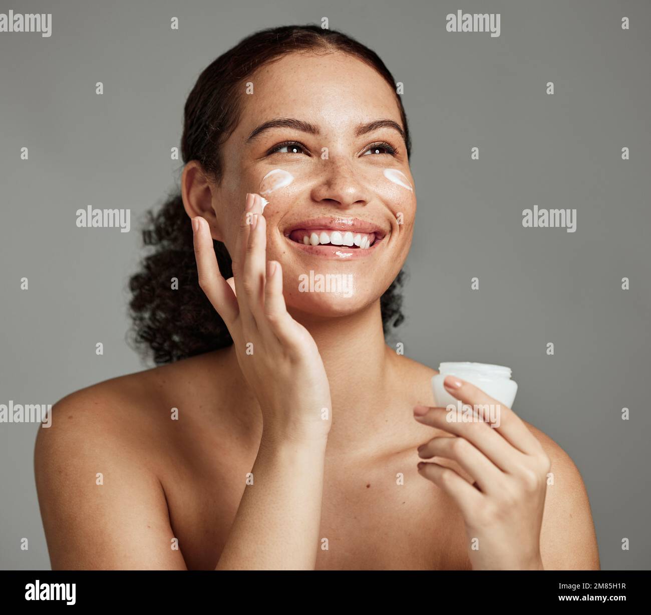 Crème de beauté noire pour femme, sourire et visage pour soins de la peau, cirage de bien-être, cosmétiques dermatologie et produit de spa de salon en studio. Fille africaine, lotion spf Banque D'Images