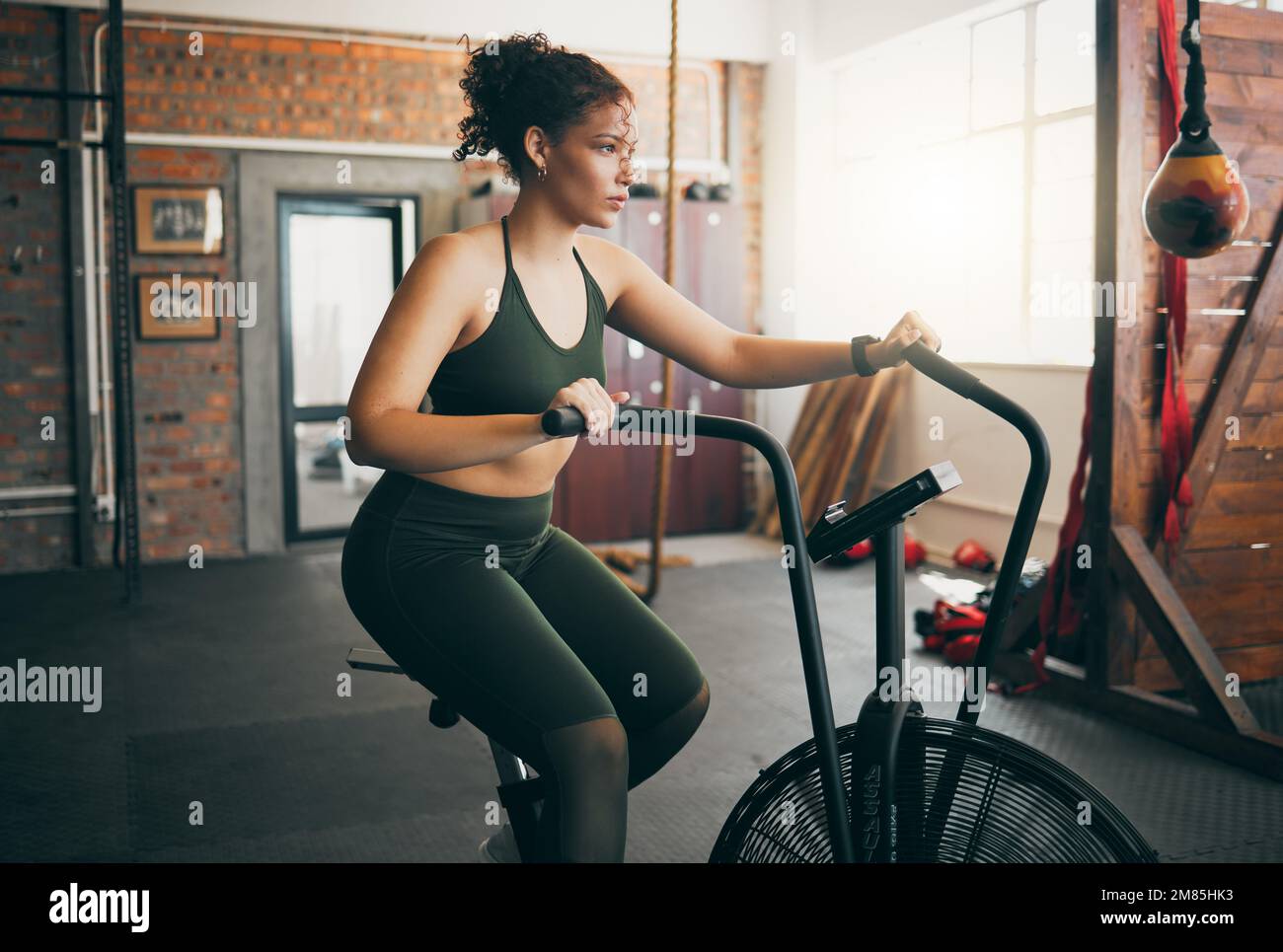 Vélo d'exercice, fitness et femme à la salle de gym pour l'entraînement,  cardio-training et le vélo pour l'énergie, l'équilibre et perdre du poids.  Sport féminin ou athlète avec Photo Stock - Alamy