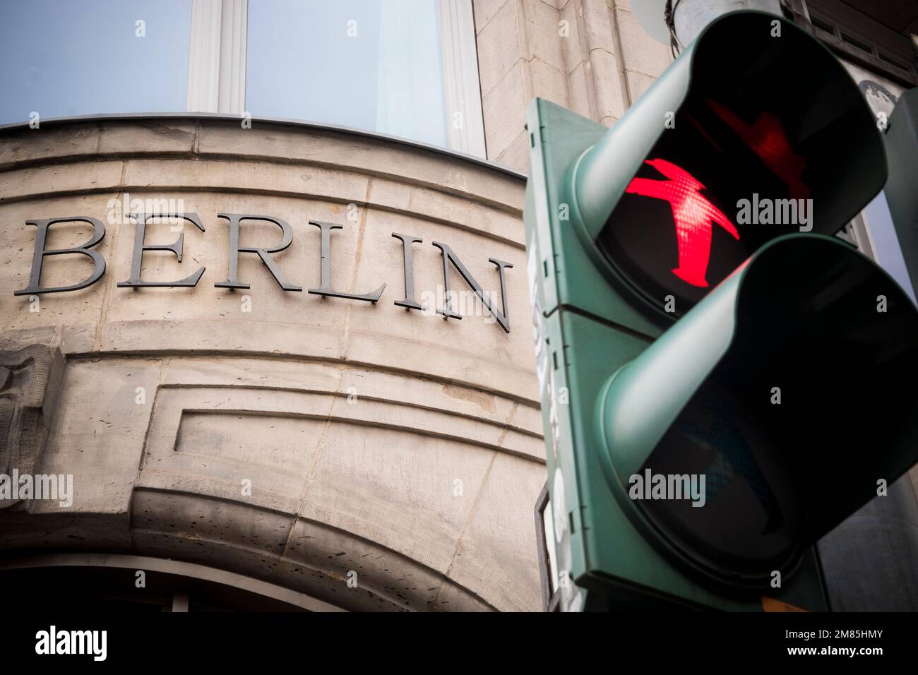 Berlin signe derrière le feu rouge pour un arrêt dans la capitale allemande Banque D'Images