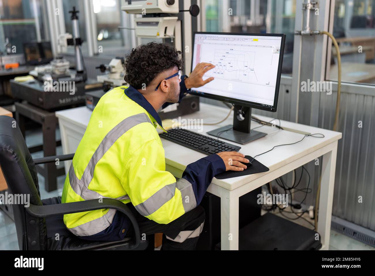 Ingénieur assis dans la salle électronique du robot utiliser l'ordinateur de créer le processus analogique et le diagramme logique Banque D'Images