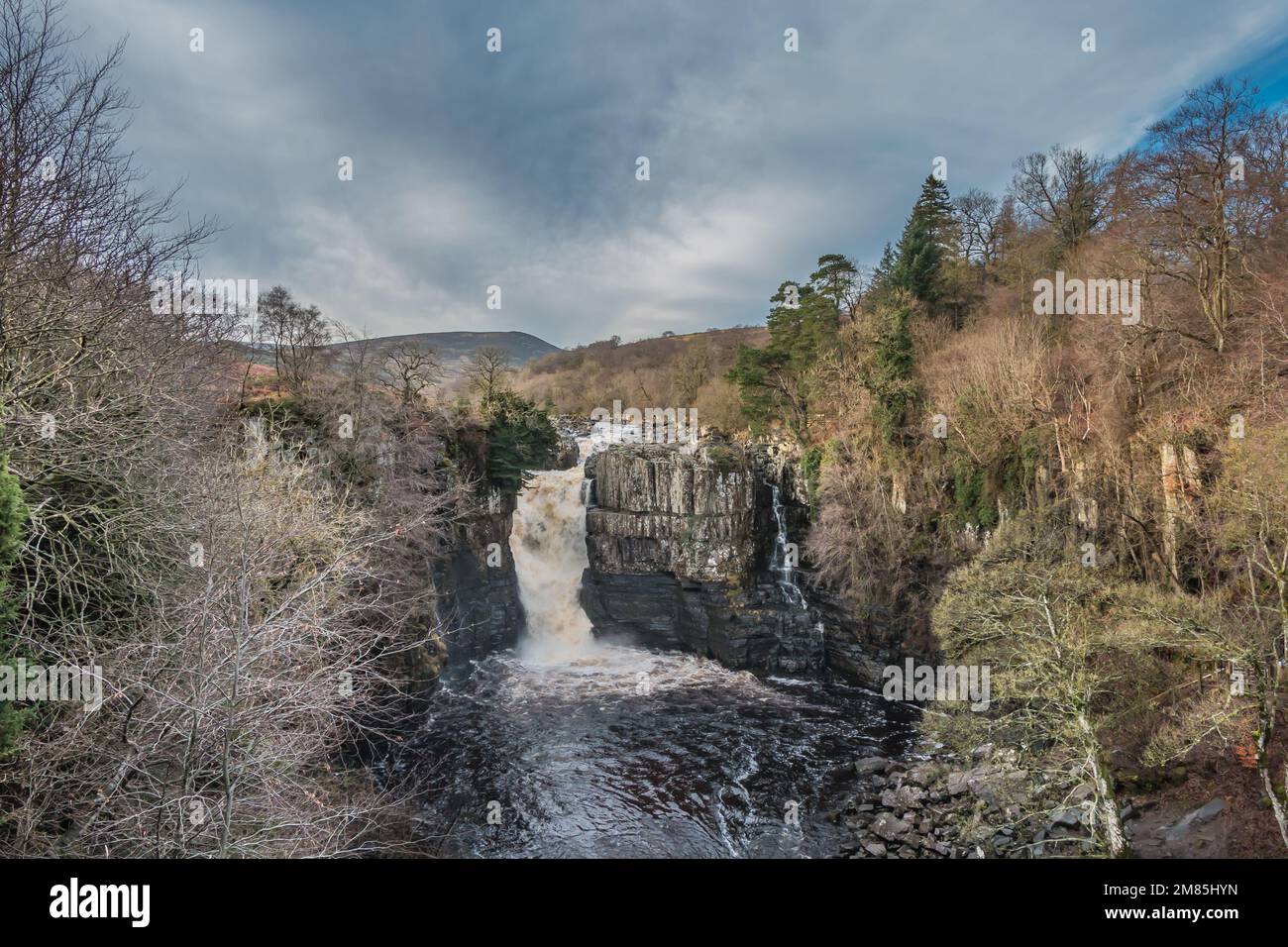 Le point de beauté emblématique de Teesdale, sous le soleil venteux, tandis que le nuage de nuit se dissipe. Banque D'Images