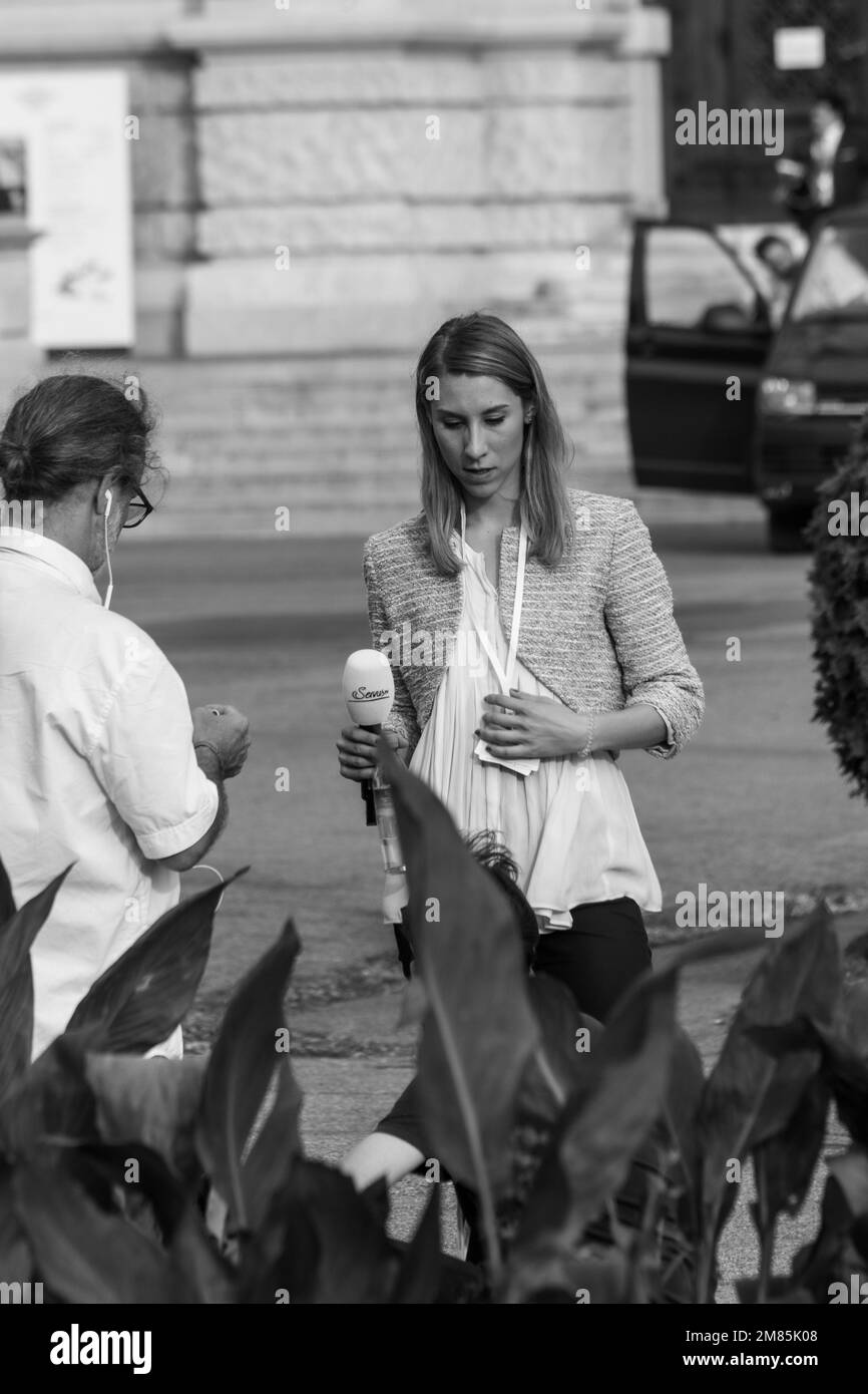 Une équipe de télévision de Servus TV se prépare à être diffusée pour une émission d'informations sur la visite de Vladimir Poutine à Vienne le 2018 juin, quelques dignitaires en arrière-plan Banque D'Images