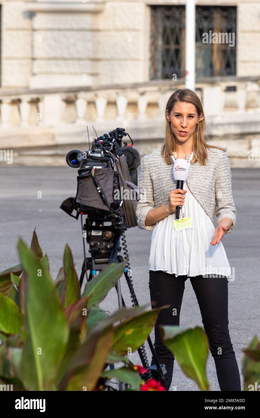 Une équipe de télévision de Servus TV se prépare à être diffusée pour une émission d'informations sur la visite de Vladimir Poutine à Vienne le 2018 juin, quelques dignitaires en arrière-plan Banque D'Images