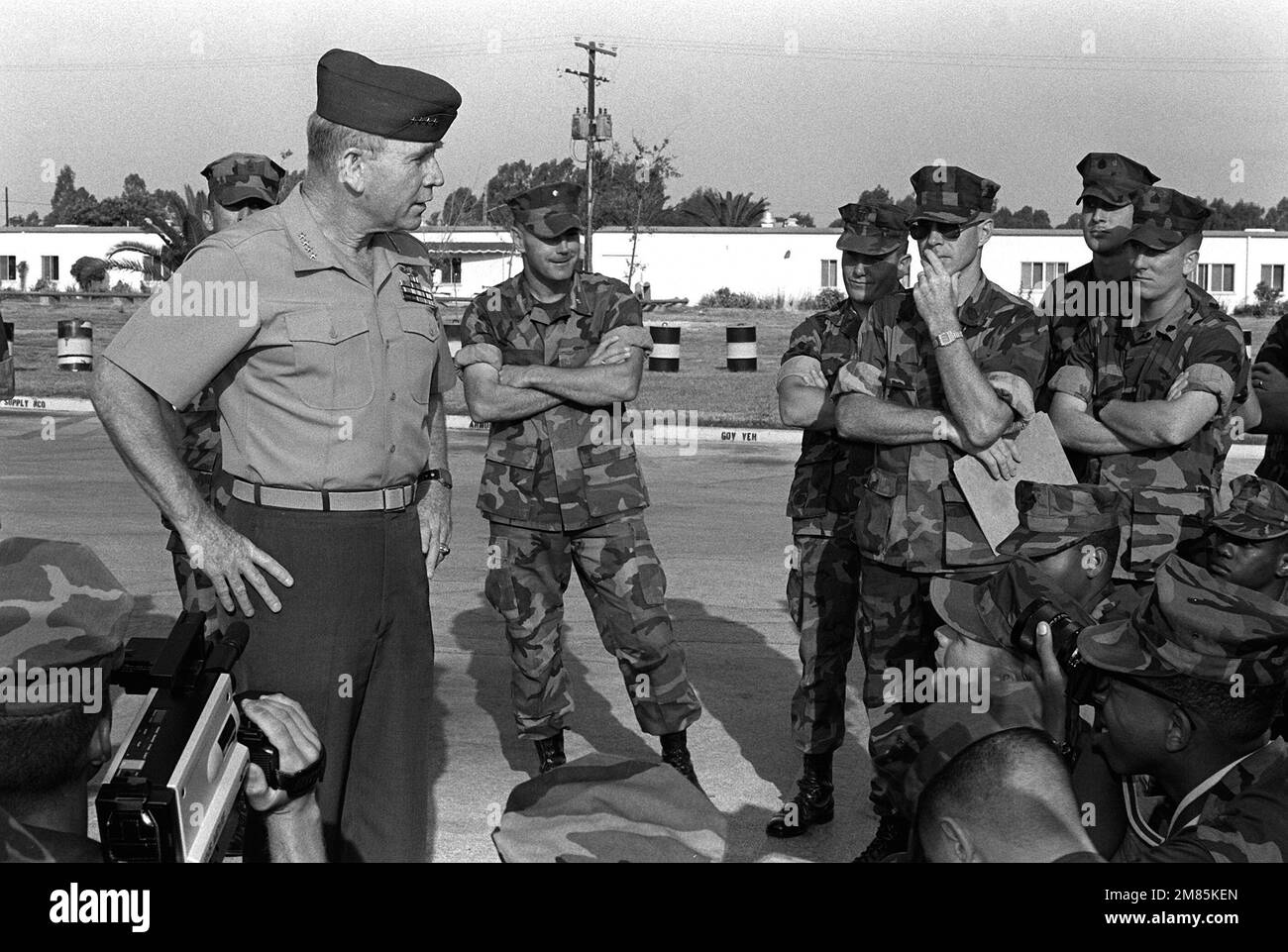 LE GÉN Paul X. Kelley, commandant du corps des Marines, parle avec les troupes à son arrivée à la station aérienne. Base: Station navale, Rota pays: Espagne (ESP) Banque D'Images