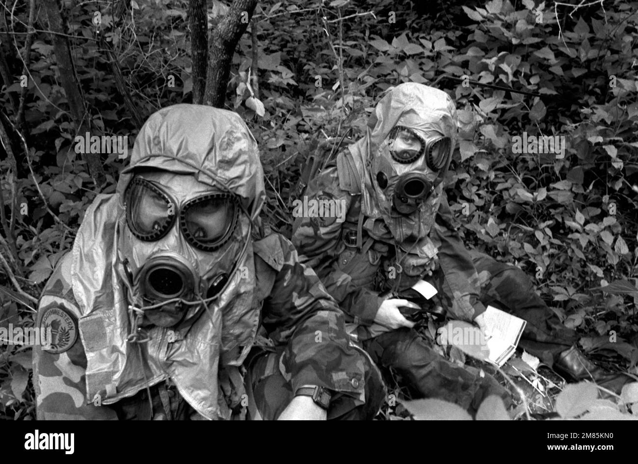 Deux infirmières du ROTC de l'Armée portent des masques protecteurs de champ M-17A1 lors d'exercices de guerre chimique menés dans le cadre de leur programme d'entraînement d'été. Base: Camp Perry État: Ohio (OH) pays: Etats-Unis d'Amérique (USA) Banque D'Images