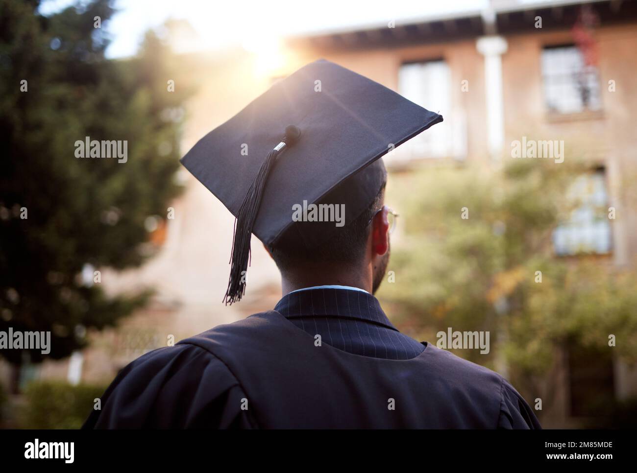 Homme noir, diplôme et idées à l'université, à l'école et au collège avec un objectif de possibilités d'emploi. Je pense à l'étudiant, à l'étudiant et à l'espoir Banque D'Images