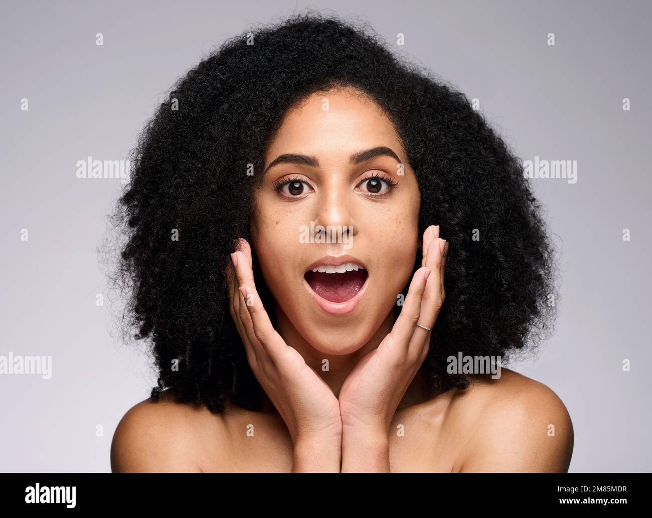 Soin du visage, wow et surprise femme noire en studio isolé sur fond gris.  Maquillage cosmétiques, portrait et femme modèle choqué après spa Photo  Stock - Alamy