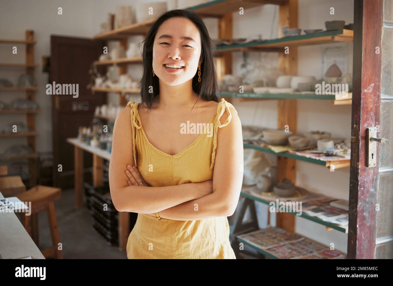 Femme, portrait et sourire dans atelier de poterie, studio créatif et démarrage de fabrication à Tokyo. Heureux propriétaire de petite entreprise, concepteur de céramique et Banque D'Images