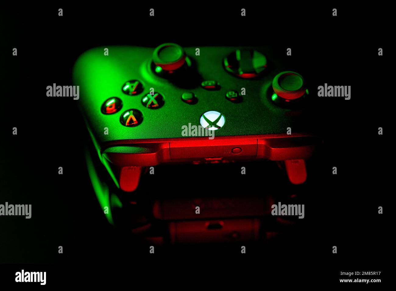 9 janvier 2023, Odessa, Ukraine. Une manette Xbox sans fil noire mise en  évidence en vert et en rouge. Compatible Xbox Series X|S, Xbox One sur fond  noir Photo Stock - Alamy