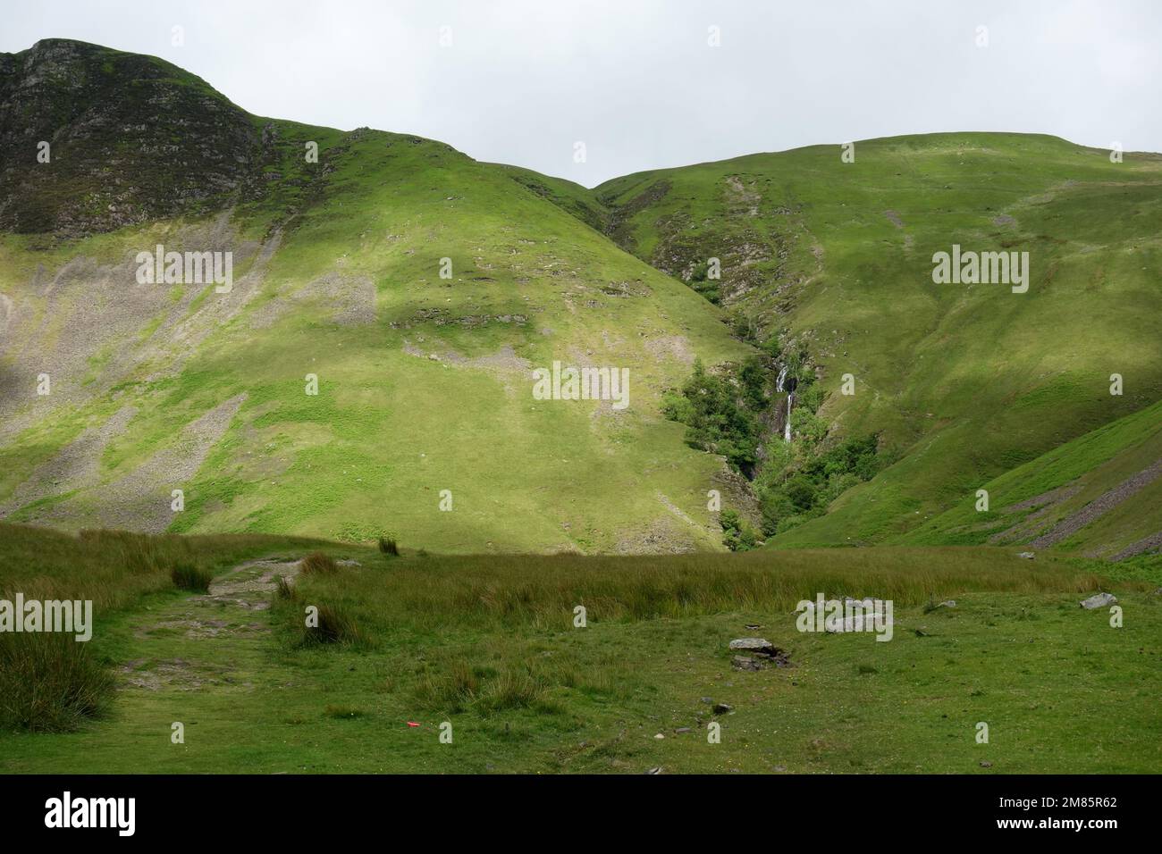 Cascade et crag de Cautley Sentier dans les coquillages de Howgill à partir d'un chemin par Cautley Holme Beck près de Sedbergh dans le parc national de Yorkshire Dales, Angleterre, Royaume-Uni. Banque D'Images