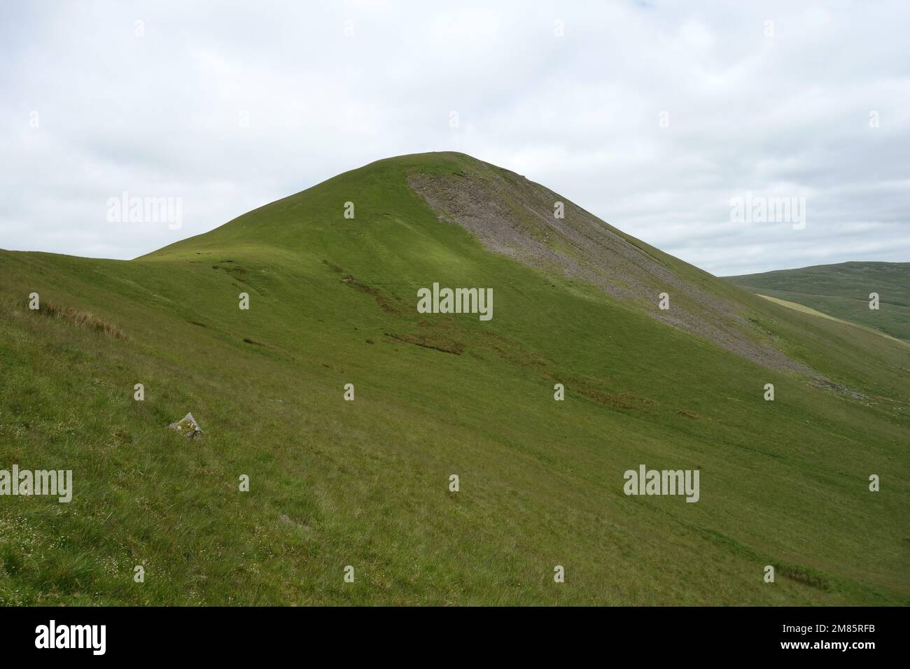 La colline 'Kenssgriff' et la selle dans les collines de Howgill Fells près de Sedbergh dans le parc national de Yorkshire Dales, Angleterre, Royaume-Uni. Banque D'Images