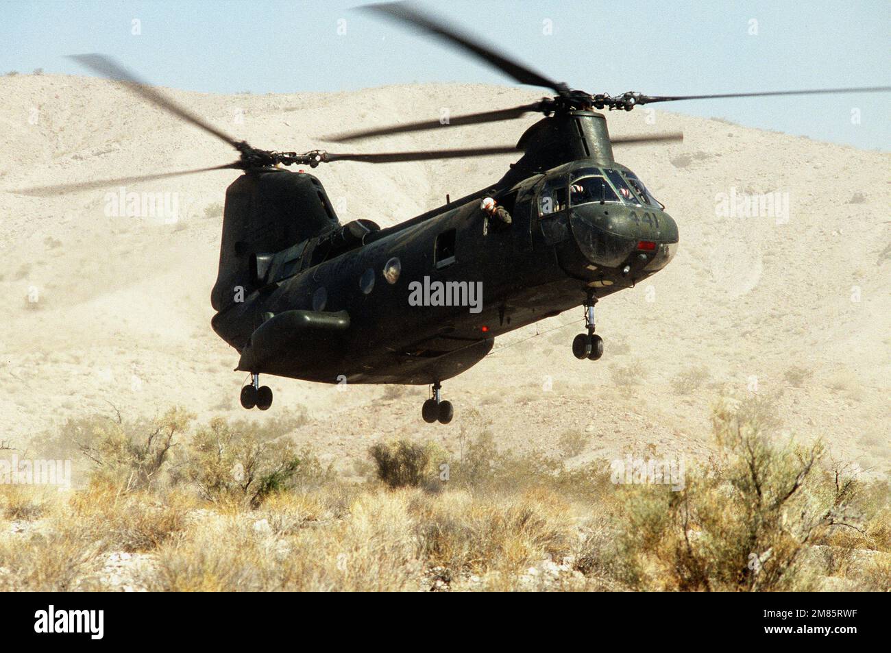 Un hélicoptère marin de taille moyenne escadron 164 (HMM-164) CH-46E Sea Knight atterrit dans le désert pendant l'exercice Gallant Eagle '86. Objet opération/série: GALLANT EAGLE '86 base: Edwards Air Force base État: Californie (CA) pays: États-Unis d'Amérique (USA) Banque D'Images