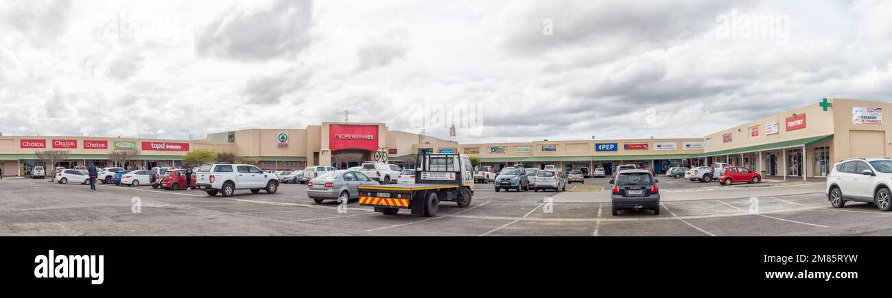 Bredasdorp, Afrique du Sud - 23 septembre 2022 : une scène de rue, avec le centre commercial Overberg, à Bredasdorp dans la province du Cap occidental. Les véhicules sont v Banque D'Images