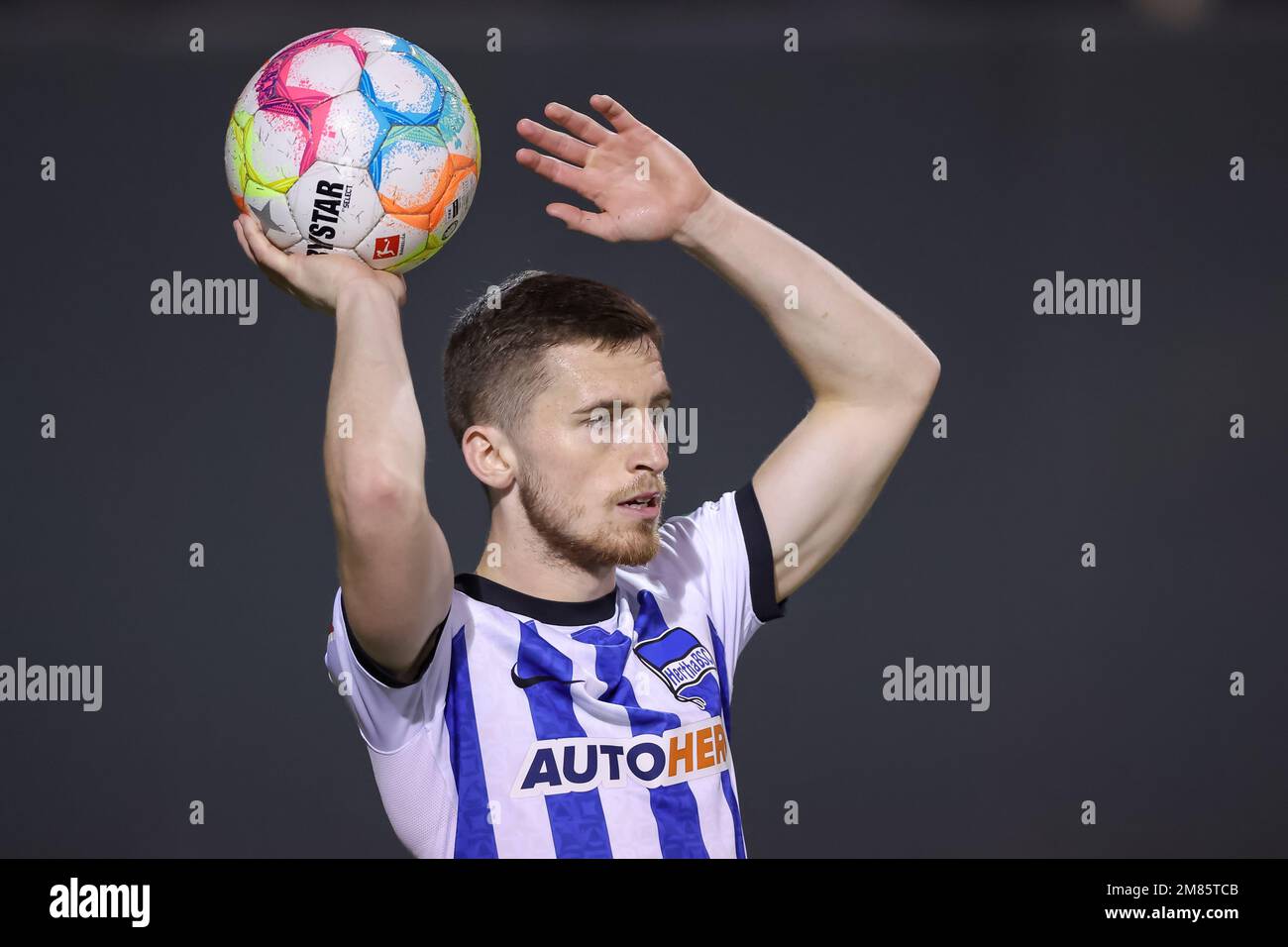 11 janvier 2023: Le défenseur de Berlin Hertha JONJOE KENNY (16) fait un jet dans le cadre du match de football amical de Hertha BSC vs Millonarios FC au stade du parc du patrimoine Osceola à Kissimmee, FL sur 11 janvier 2023. (Credit image: © Cory Knowlton/ZUMA Press Wire) USAGE ÉDITORIAL SEULEMENT! Non destiné À un usage commercial ! Banque D'Images