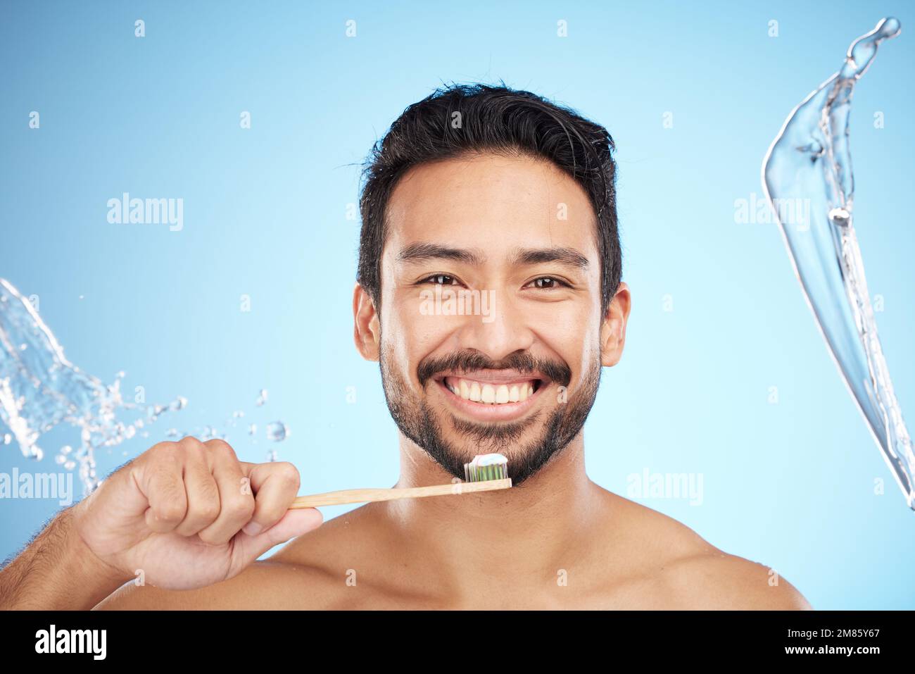 Visage, portrait ou homme se brossant les dents en studio avec une brosse à  dents pour les dents blanches ou les soins dentaires. Eau, bois de bambou  ou personne heureuse Photo Stock -