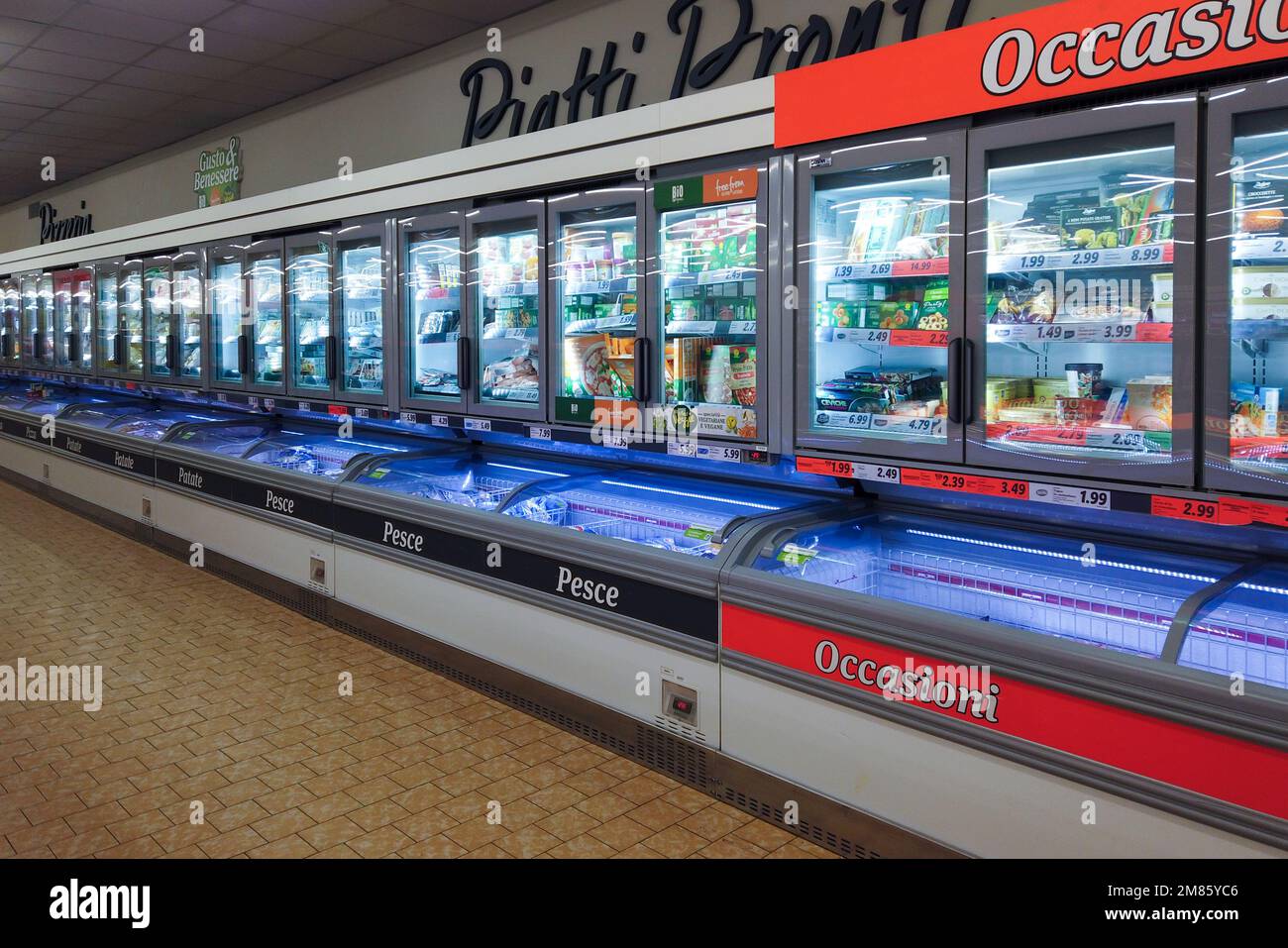 Italie - 11 janvier 2023 : vitrine et comptoir à étagères réfrigérées pour la vente d'aliments surgelés. Pesce (poisson) et patate (pomme de terre) en vente en Italie Banque D'Images