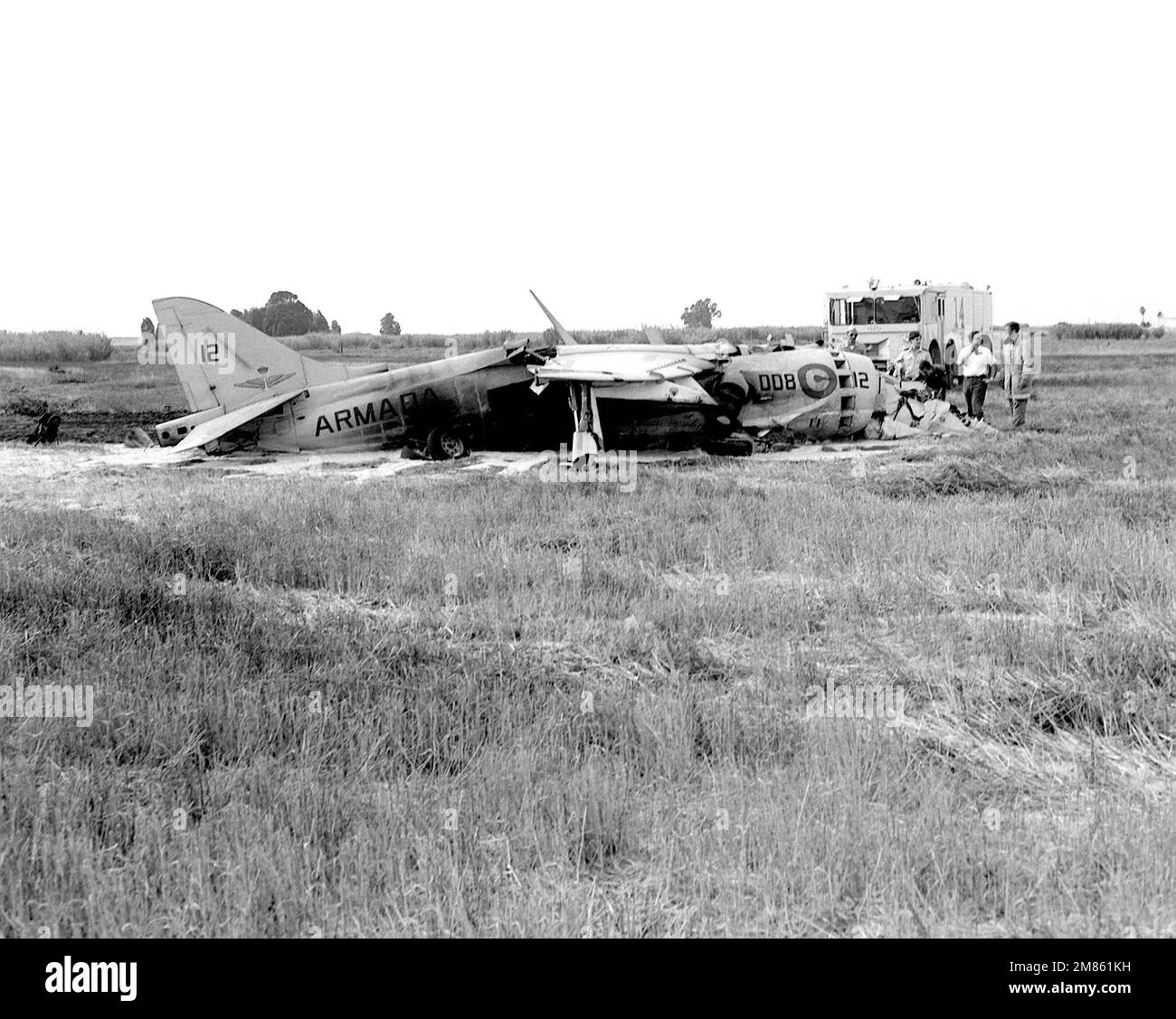 Les agents de sauvetage inspectent l'épave d'un avion espagnol AV-8 Harrier après son accident. Base: Station navale, Rota pays: Espagne (ESP) Banque D'Images