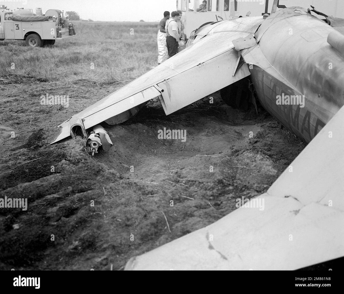 Les agents de sauvetage inspectent l'épave d'un avion espagnol AV-8 Harrier après son accident. Base: Station navale, Rota pays: Espagne (ESP) Banque D'Images