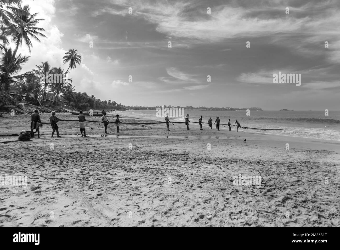 Les pêcheurs tirent leurs filets sur la plage. Banque D'Images