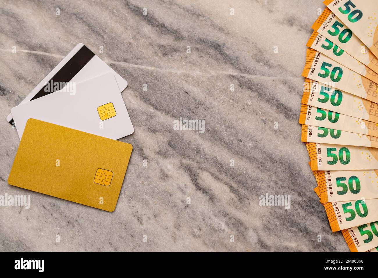 Gros plan partie de 50 billets et cartes bancaires en euros. Concept de comparaison de l'argent comptant et de l'argent non comptant. Banque D'Images