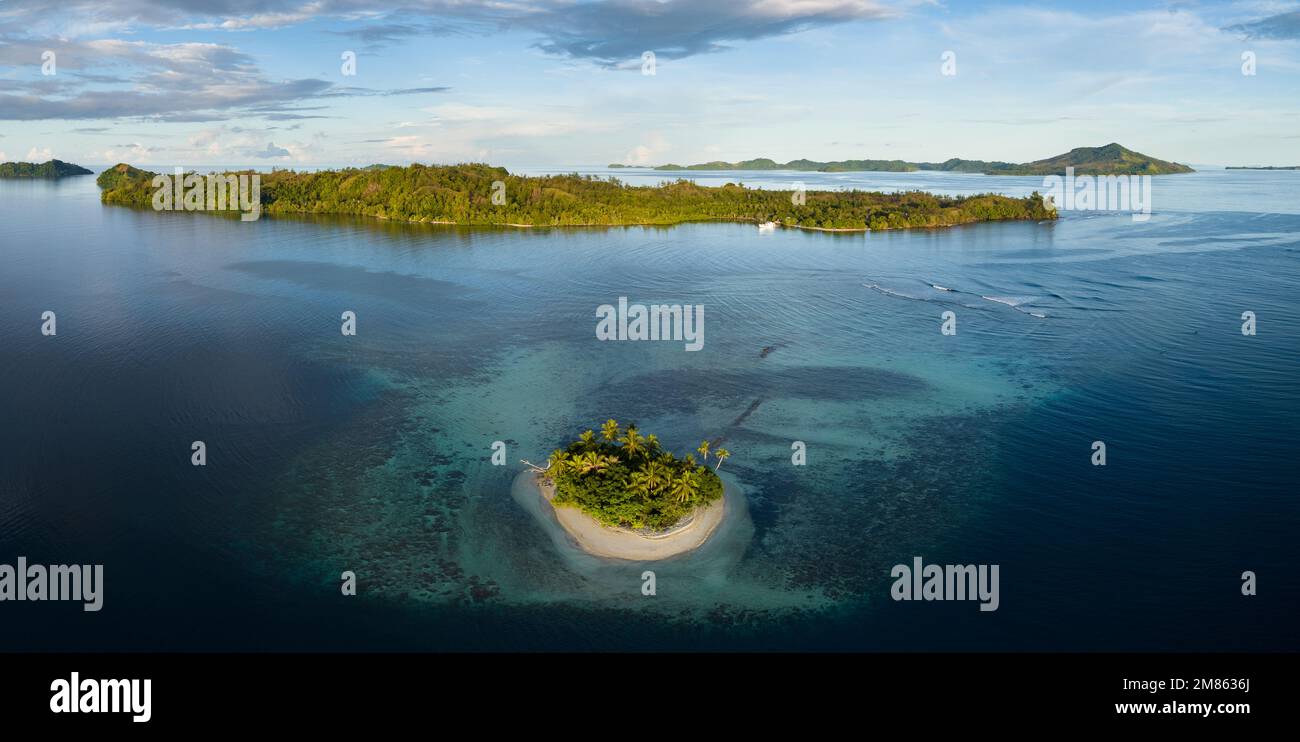 Un magnifique récif de corail entoure une île pittoresque dans les îles Salomon. Ce beau pays abrite une biodiversité marine spectaculaire. Banque D'Images