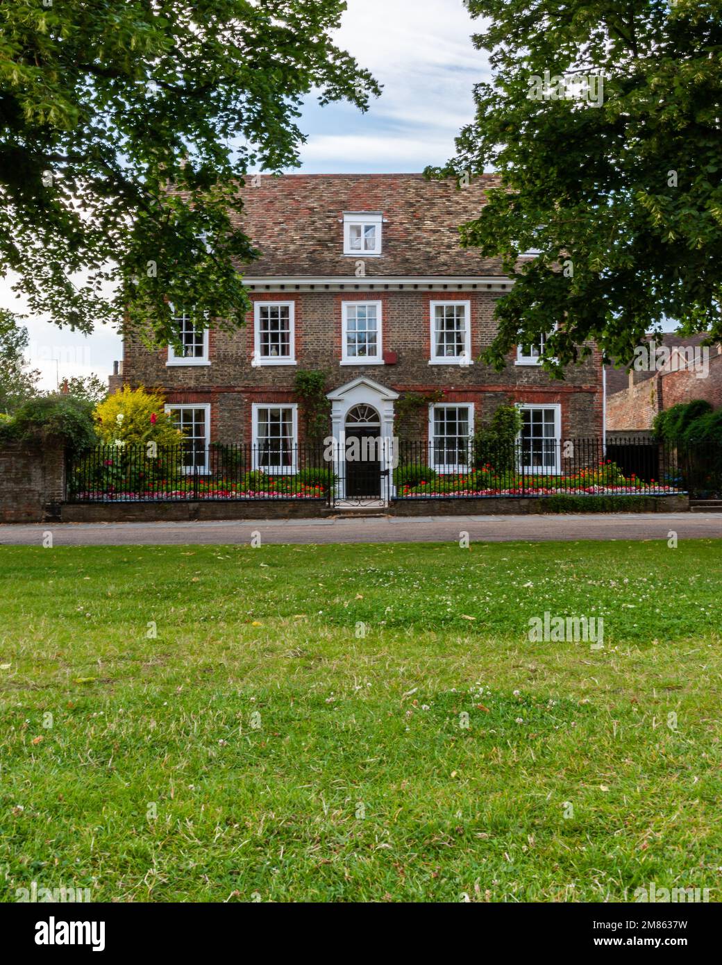 Ancien manoir anglais. Une maison de campagne traditionnelle anglaise géorgienne dans la ville historique d'Ely, Cambridgeshire, Royaume-Uni. Banque D'Images