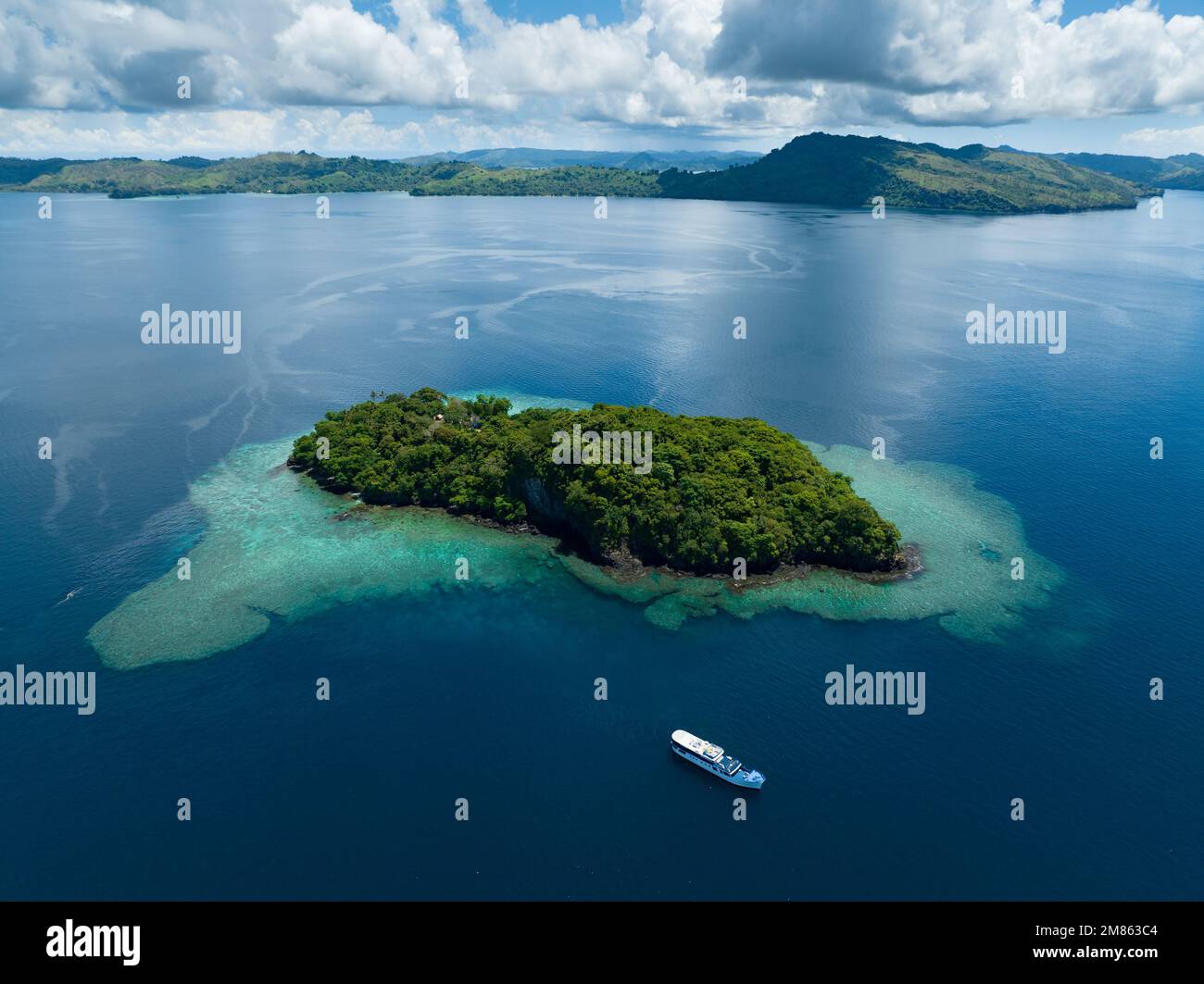 Un magnifique récif de corail entoure une île pittoresque dans les îles Salomon. Ce beau pays abrite une biodiversité marine spectaculaire. Banque D'Images