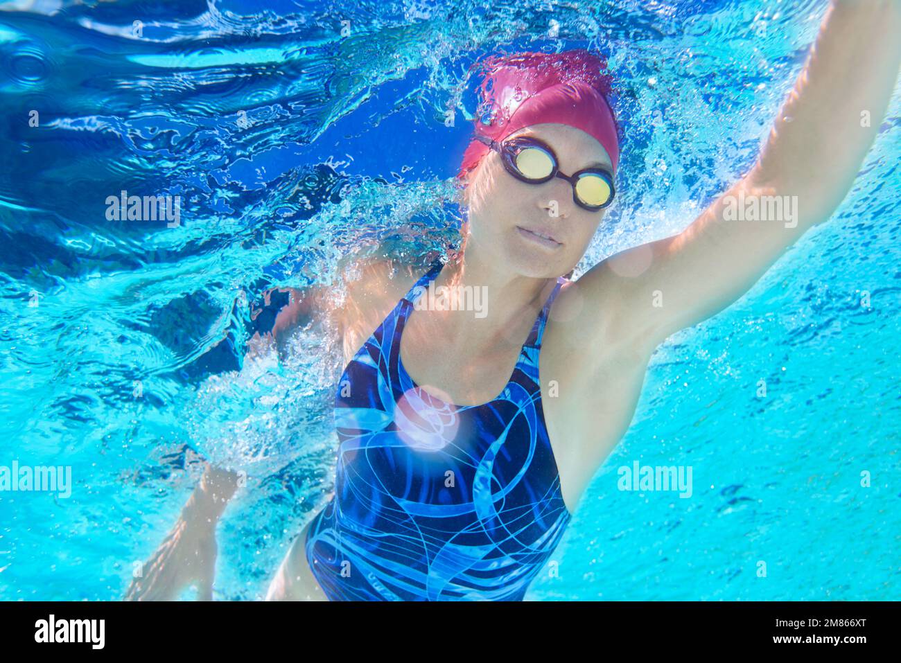 Nagez à votre meilleur. Photo sous l'eau d'une nageuse féminine. Banque D'Images