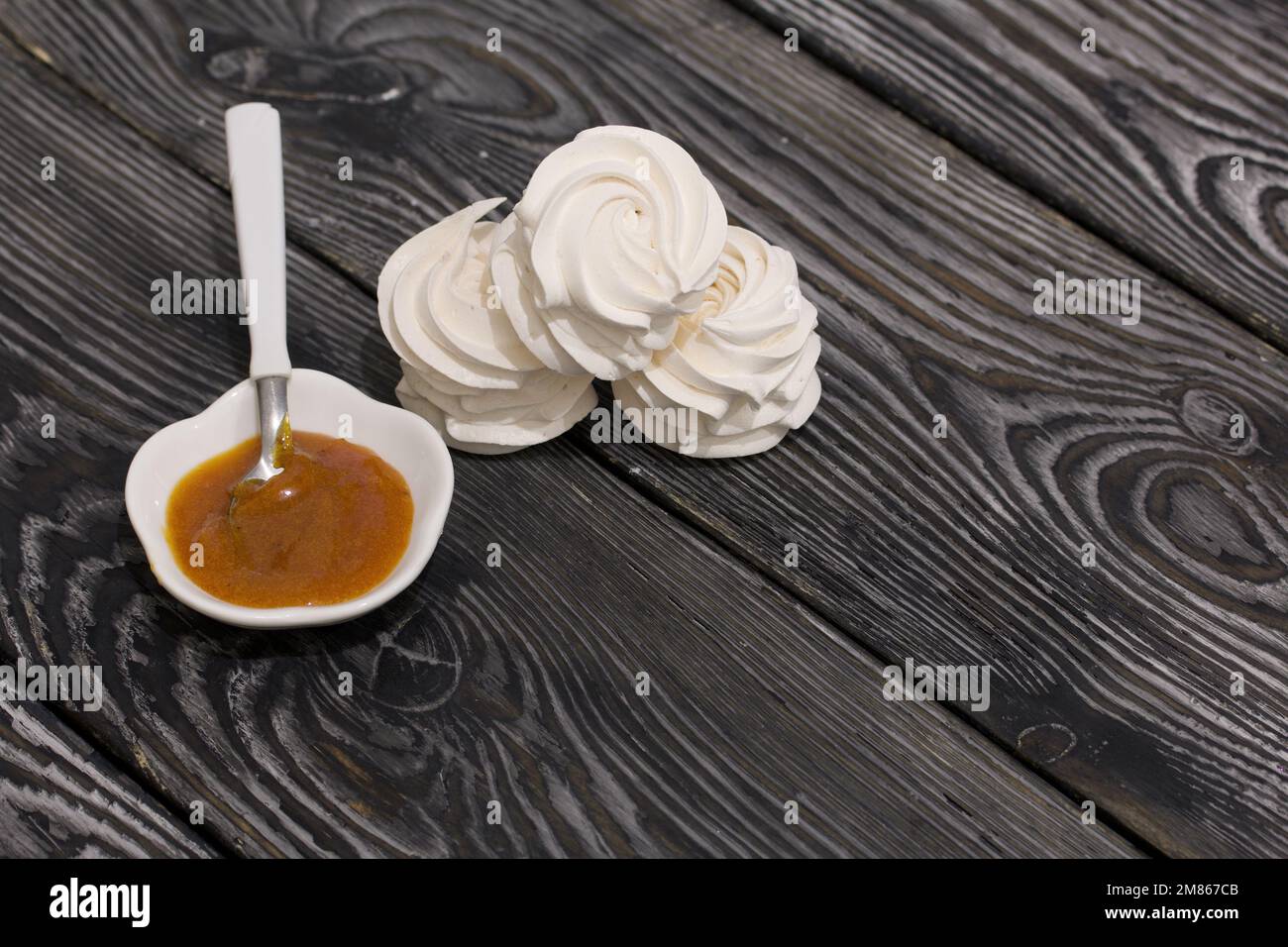 Guimauve maison. Confiture d'abricot. Sur les tableaux noirs. Gros plan. Banque D'Images