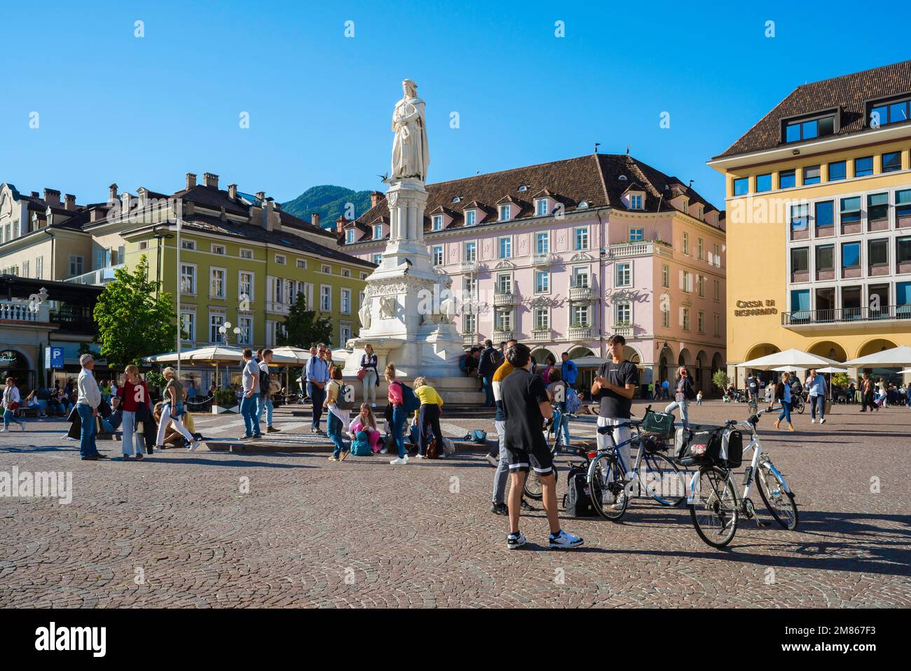 Ville de Bolzano, vue en été des gens sur la Piazza Walther, située dans le centre historique de la ville de Bolzano, en Italie Banque D'Images