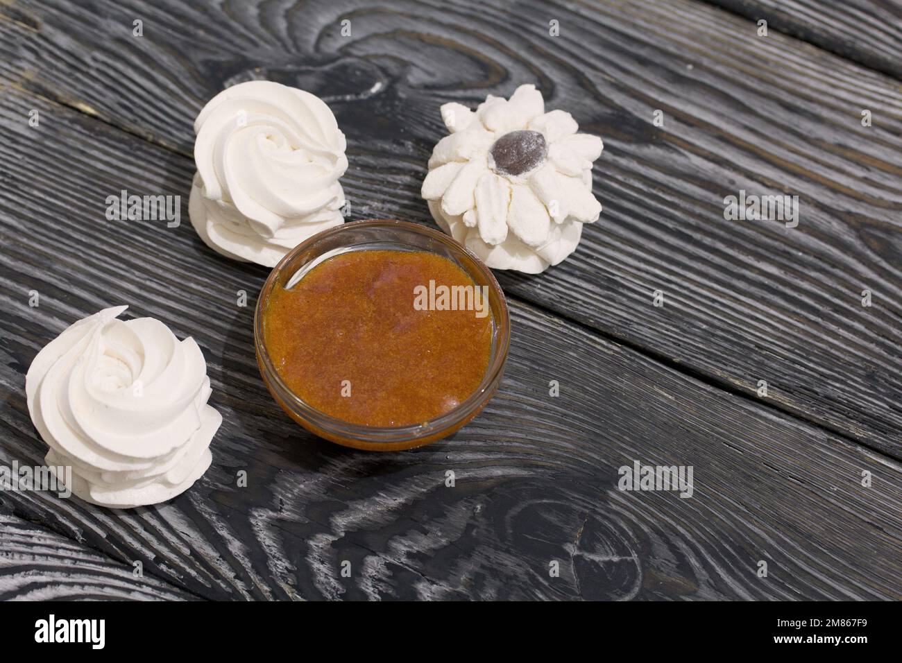 Guimauve maison. Confiture d'abricot. Sur les tableaux noirs. Gros plan. Banque D'Images