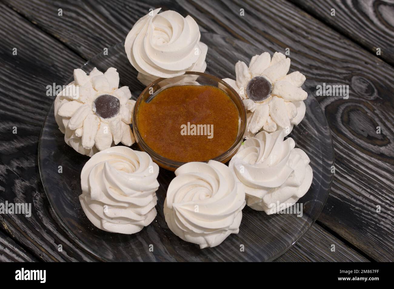 Guimauve maison. Confiture d'abricot. Sur les tableaux noirs. Gros plan. Banque D'Images