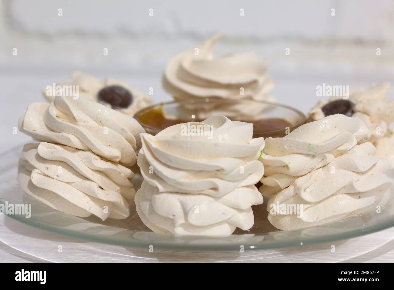 zephyr maison. Confiture d'abricot. Sur fond blanc. Gros plan. Banque D'Images