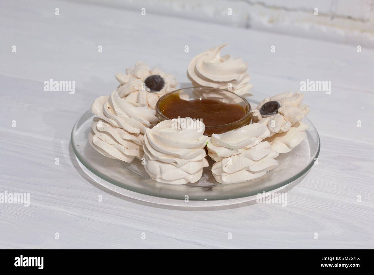 zephyr maison. Confiture d'abricot. Sur fond blanc. Gros plan. Banque D'Images