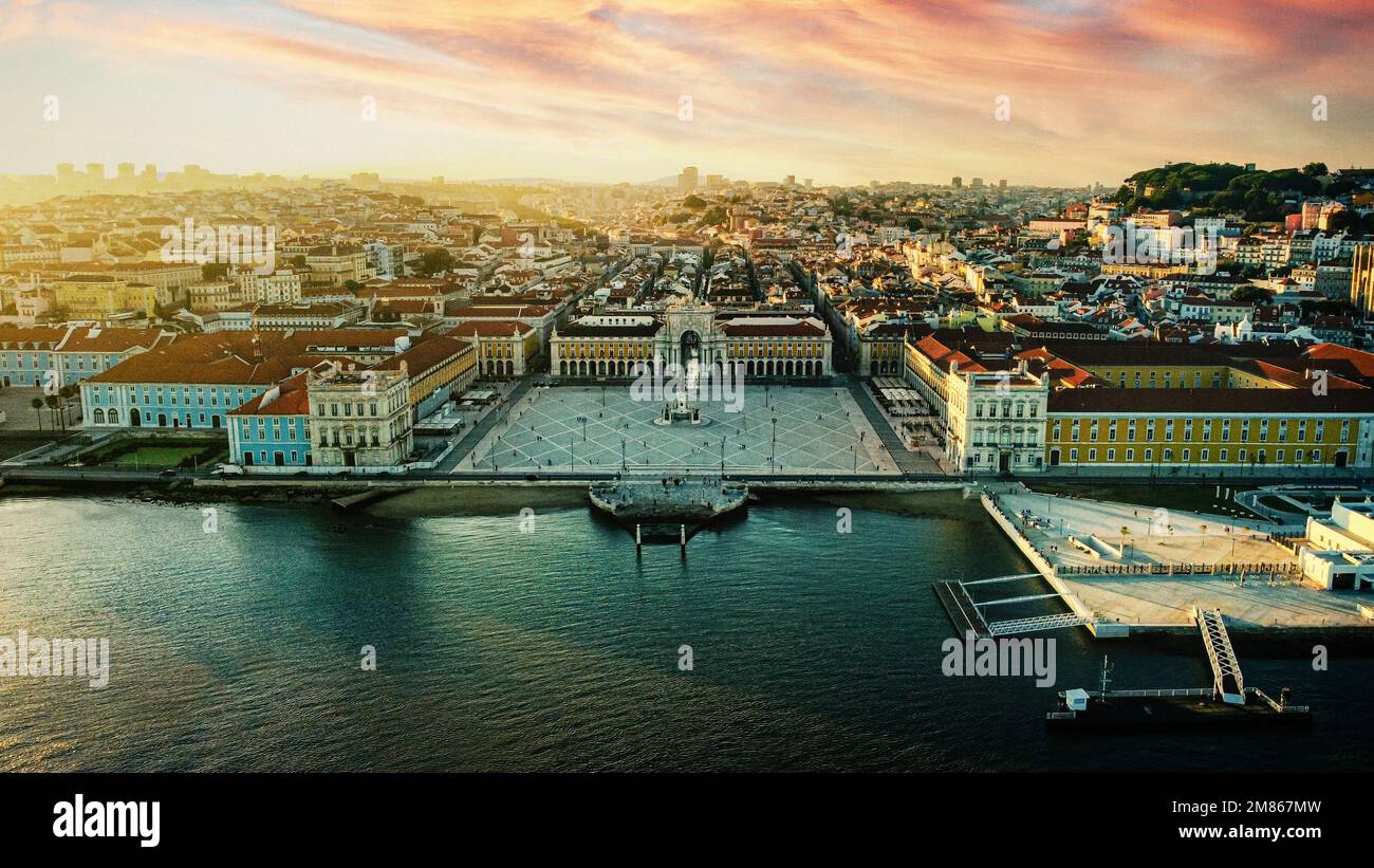 Photo aérienne de la ville de Lisbonne au Portugal. En face vous voyez la Praça do Comércio avec l'Arco da Rua Augusta. Banque D'Images