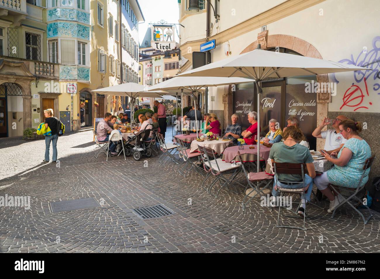 Restaurant Bolzano, vue sur les personnes mangeant aux tables de restaurant situées dans la via dei Francescani dans la vieille ville historique de Bolzano, Italie Banque D'Images