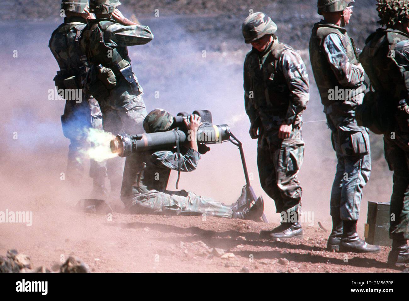 Un membre d'un peloton de 3rd Marines Dragon tire une arme antichar M-47 Dragon de taille moyenne pendant l'exercice Coconut Grove '86. Le fil de guidage du missile est visible dans l'espace entre les Marines à droite. Objet opération/série: COCONUT GROVE '86 base: Kahoolawe État: Hawaii (HI) pays: États-Unis d'Amérique (USA) Banque D'Images Un membre d'un peloton de 3rd Marines Dragon tire une arme antichar M-47 Dragon de taille moyenne pendant l'exercice Coconut Grove '86. Le fil de guidage du missile est visible dans l'espace entre les Marines à droite. Objet opération/série: COCONUT GROVE '86 base: Kahoolawe État: Hawaii (HI) pays: États-Unis d'Amérique (USA) Banque D'Images
