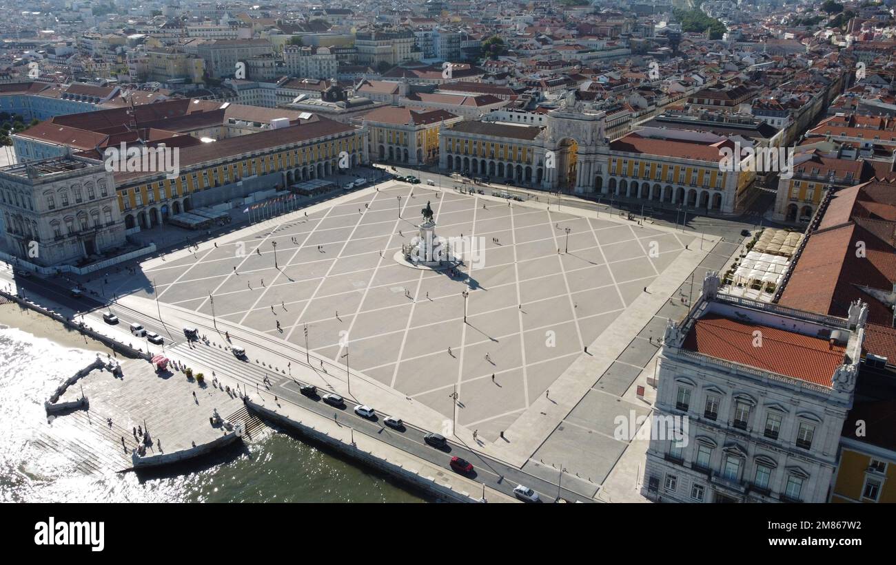 Photo aérienne de la ville de Lisbonne au Portugal. En face vous voyez la Praça do Comércio avec l'Arco da Rua Augusta. Banque D'Images