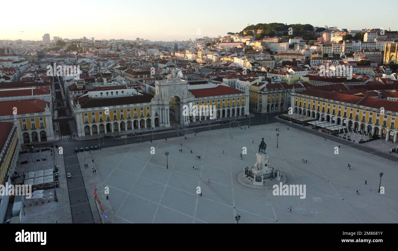 Photo aérienne de la ville de Lisbonne au Portugal. En face vous voyez la Praça do Comércio avec l'Arco da Rua Augusta. Banque D'Images