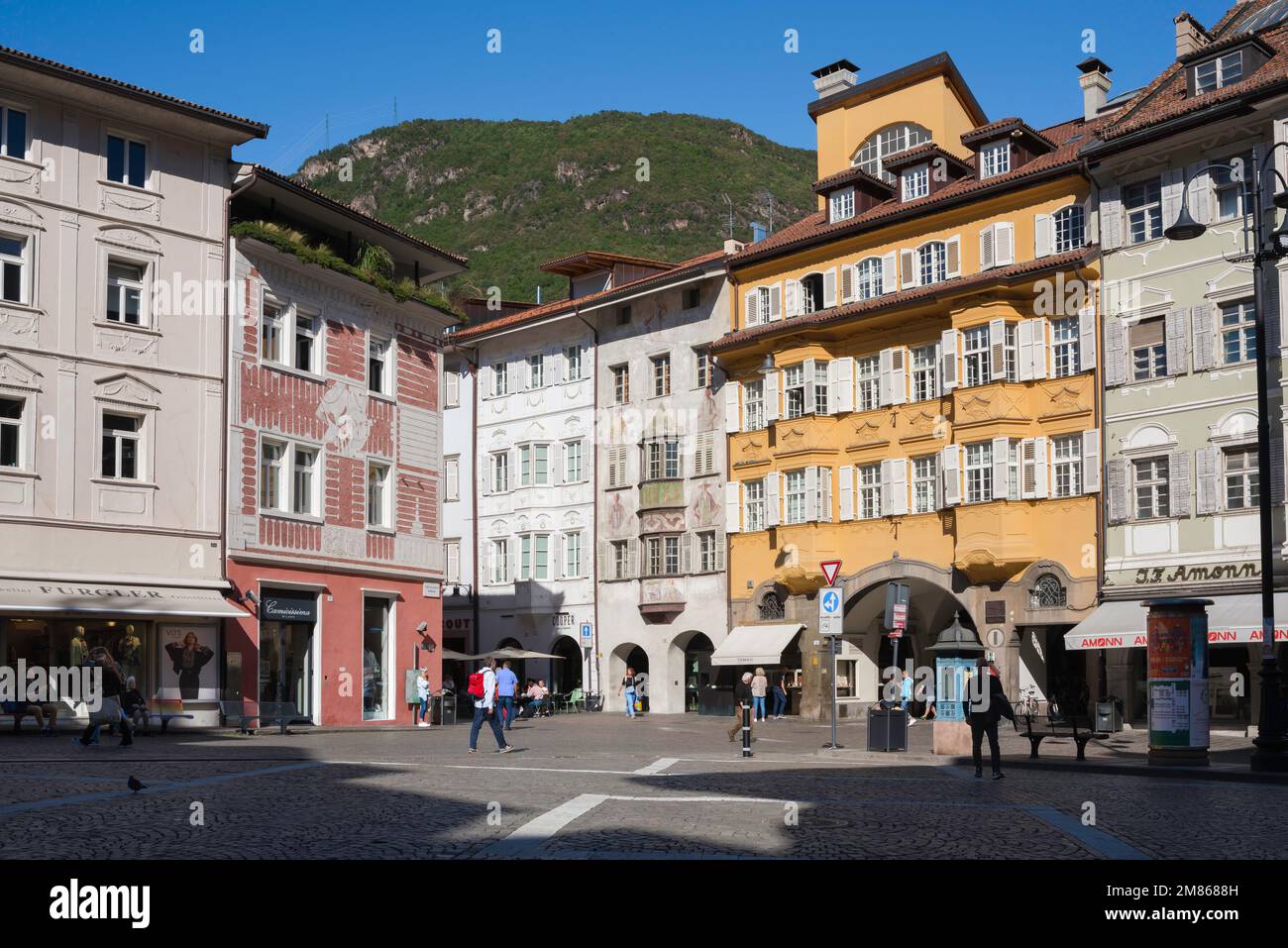 Rathausplatz Bolzano, vue sur les boutiques et les bâtiments historiques de la Piazza del Municipio (Rathausplatz) dans le centre-ville de Bolzano, Italie Banque D'Images