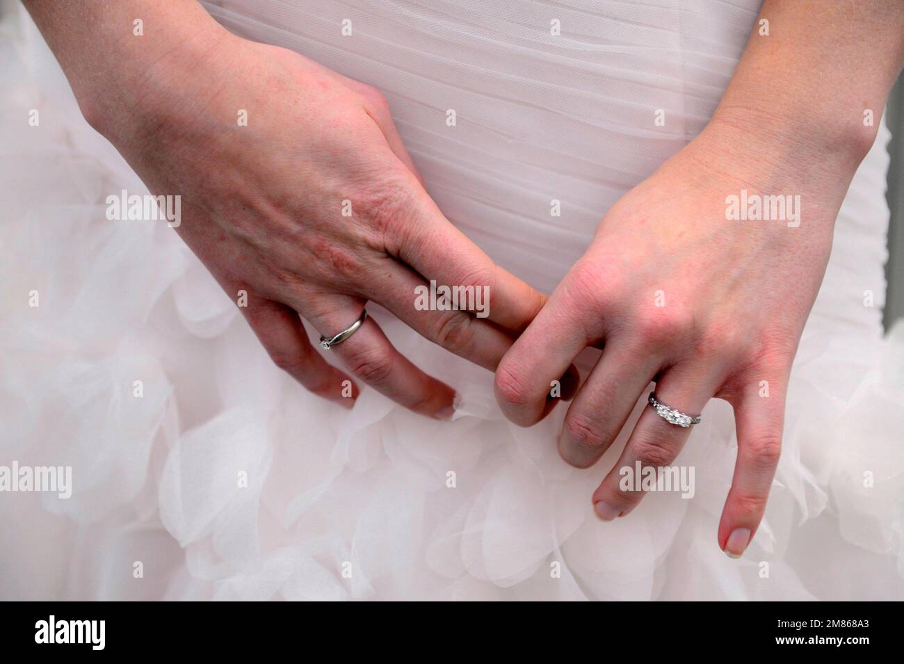 Un mannequin porte une bague dans un magasin de mariage à Toronto le lundi  3 décembre 2012. Tant de couples canadiens cherchent une couverture  spécifique à un anneau ou examinent les polices