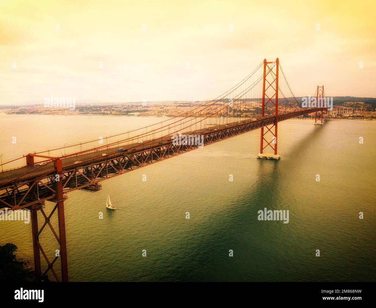 Le pont 25 de Abril est un pont suspendu au Portugal au-dessus du Tage reliant la ville de Lisbonne, capitale du Portugal, à la ville d'Almada. Banque D'Images