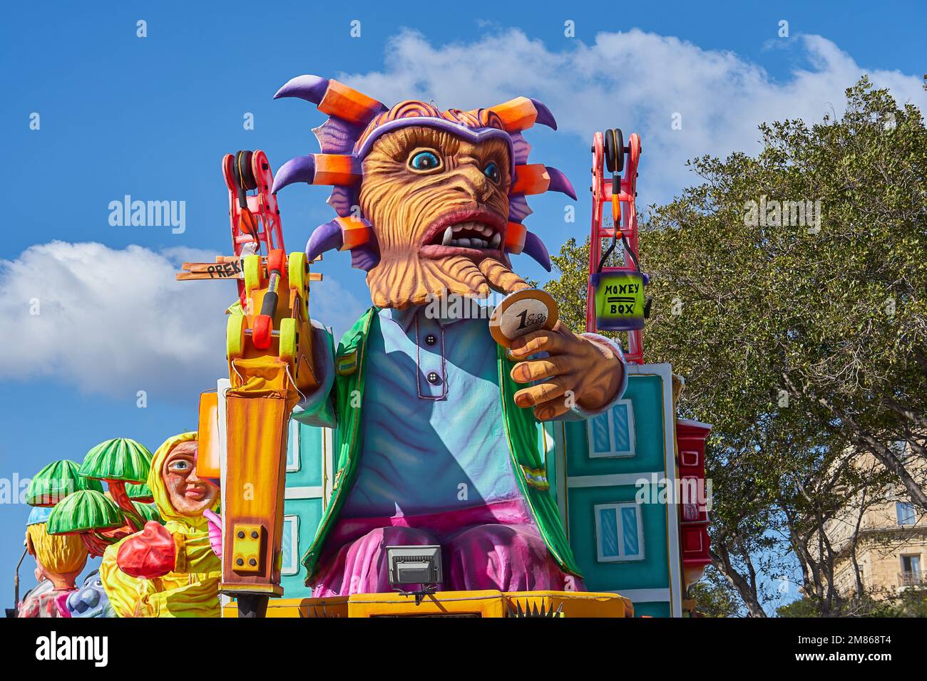 Grand défilé de carnaval haut en couleur flottant pendant Mardi gras dans la rue de la Valette à Malte. Annuel Fat Mardi Maltais défilé de rue flotteurs allégoriques Banque D'Images