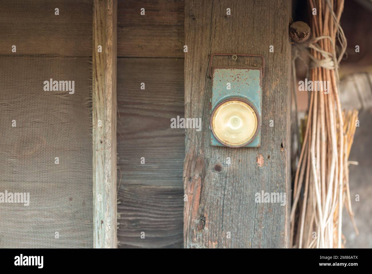 Une vieille lampe de poche à piles accrochée à une poutre en bois. Banque D'Images