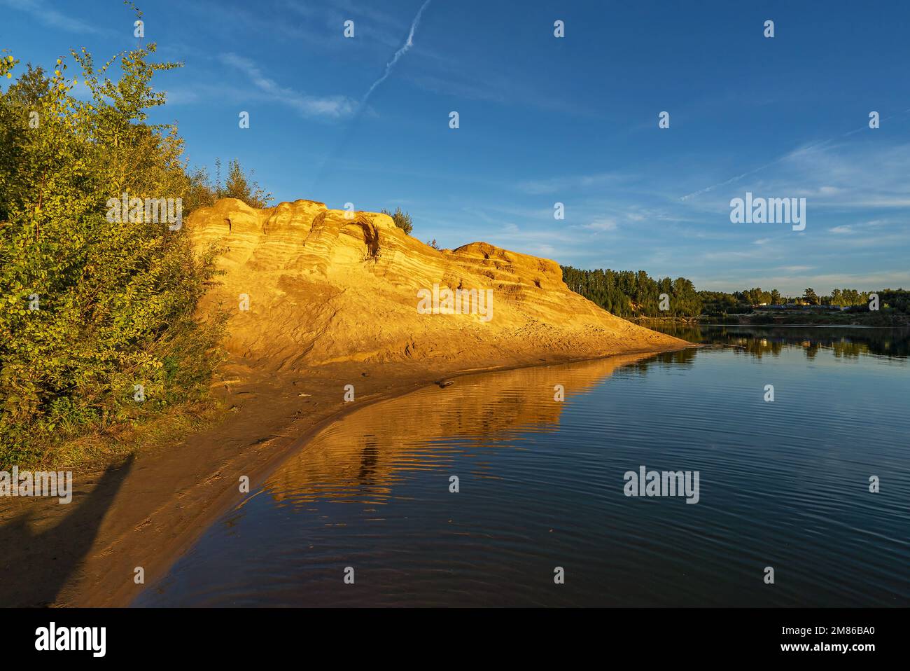 Coucher de soleil sur l'horizon et à la carrière d'eau. Région de Leningrad. Vsevolozhsk. Banque D'Images